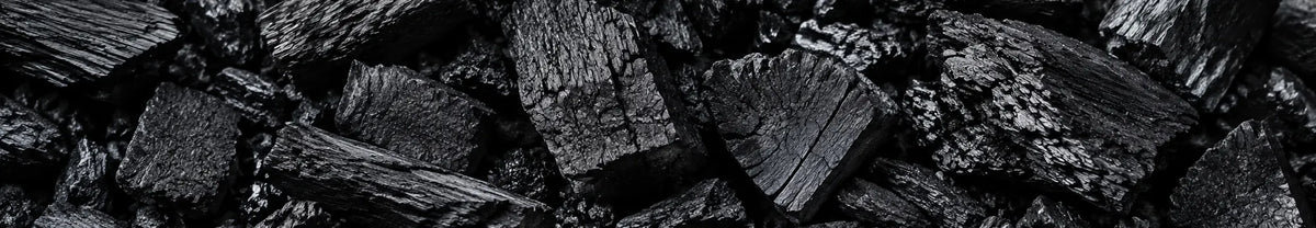 Gros plan sur des morceaux de charbon de bois noir aux textures naturelles qualité restauration