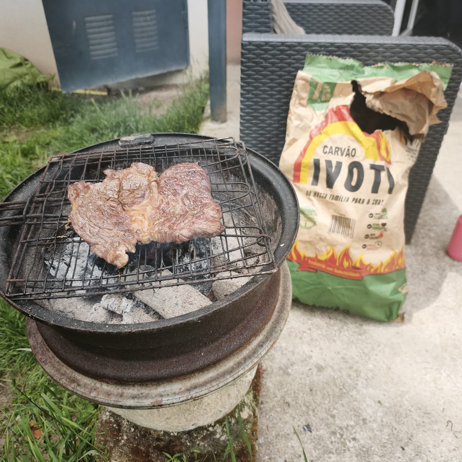 Barbecue en utilisation réelle avec charbon de bois et briquettes d'acacia Ivoti 7 kg