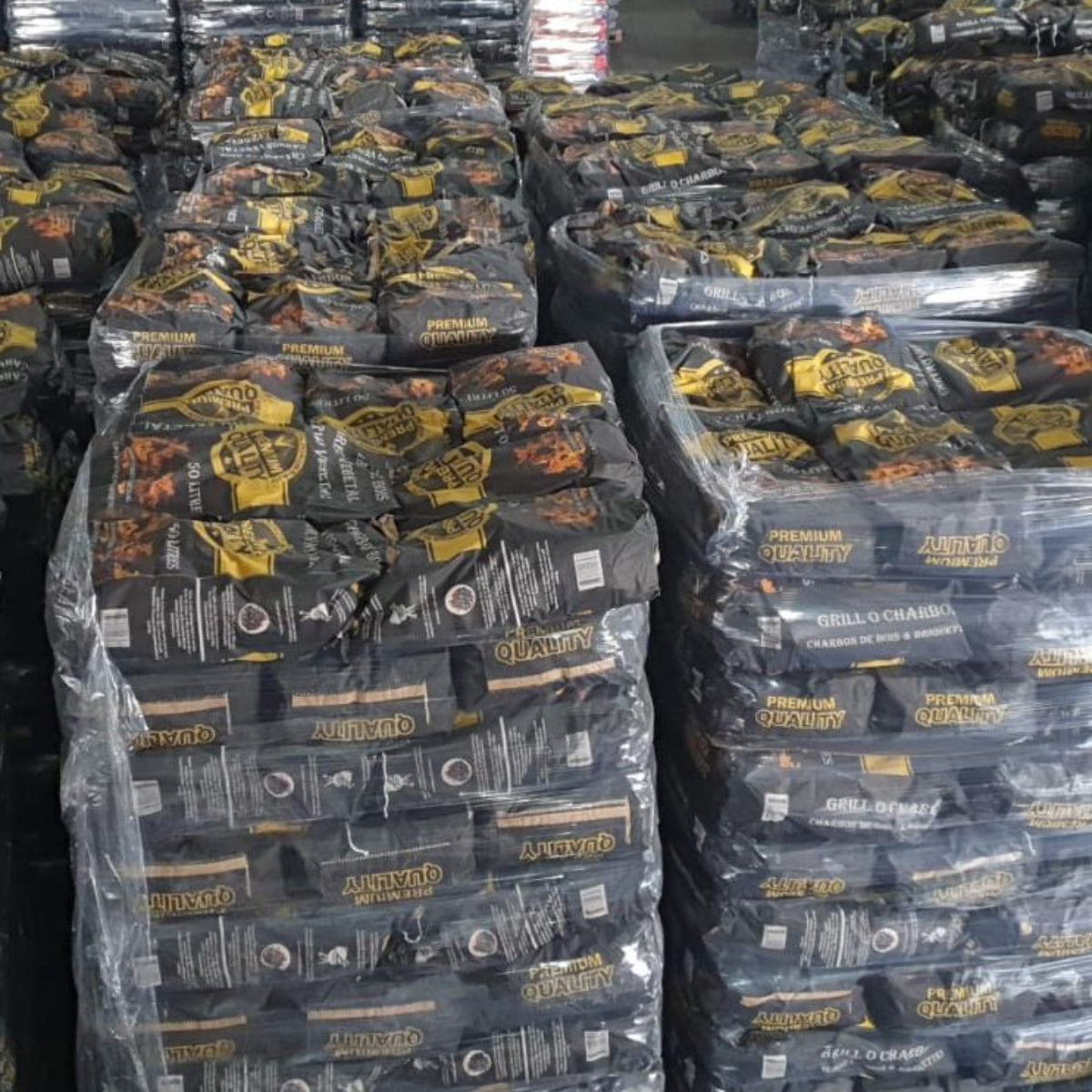 Stock de charbon de bois Grill O Charbon prêt à la livraison pour distributeurs, commerces et restauration professionnelle