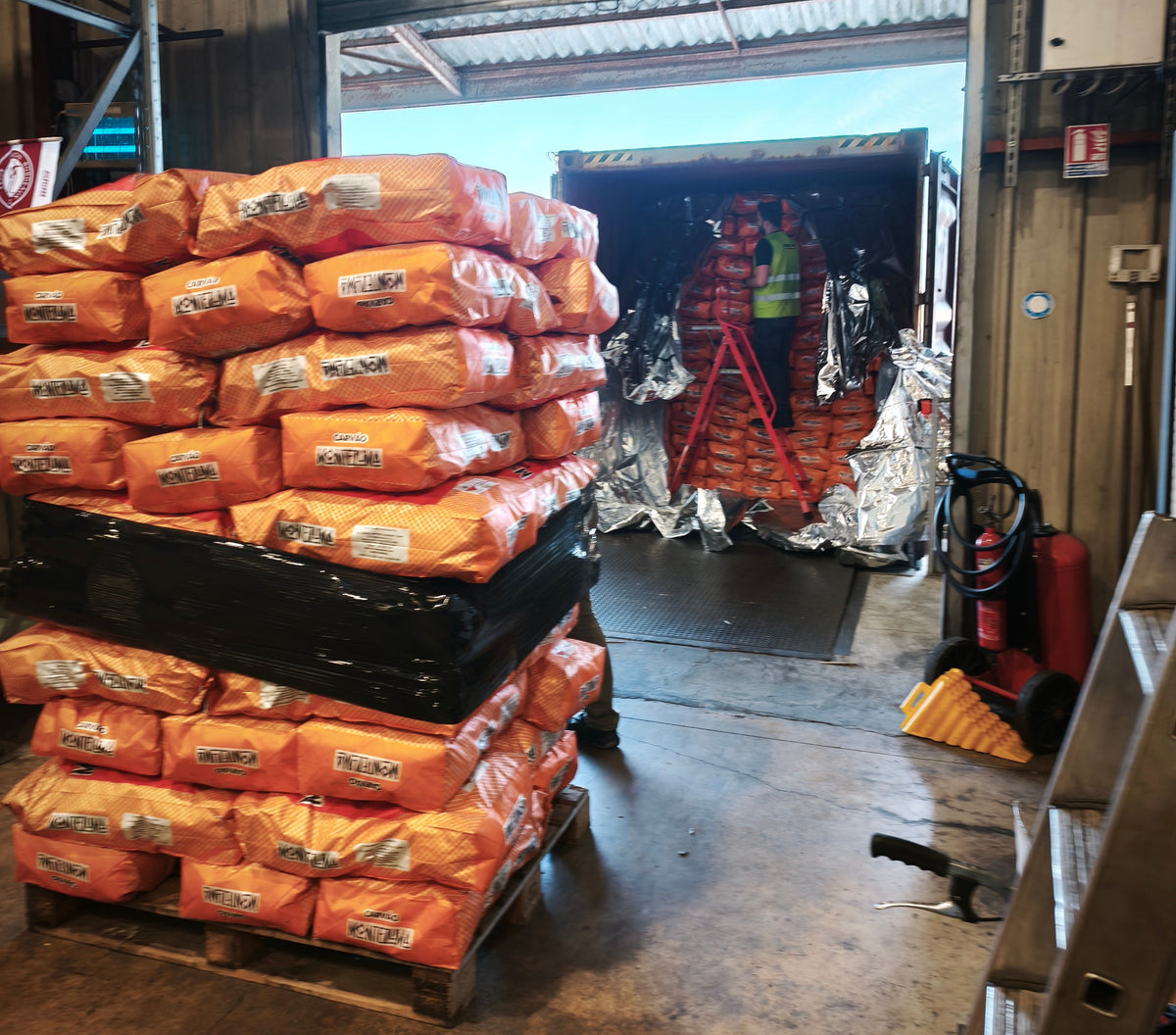 Préparation d’une palette de charbon de bois Montezuma pour grossistes et distributeurs professionnels